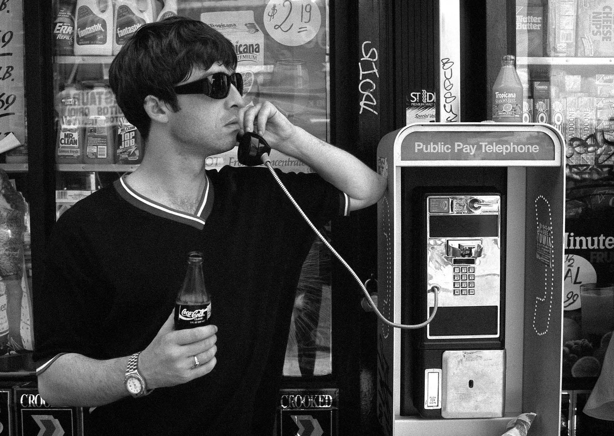 Roll With It: Oasis in Photographs 1994–2002 - Image 4
